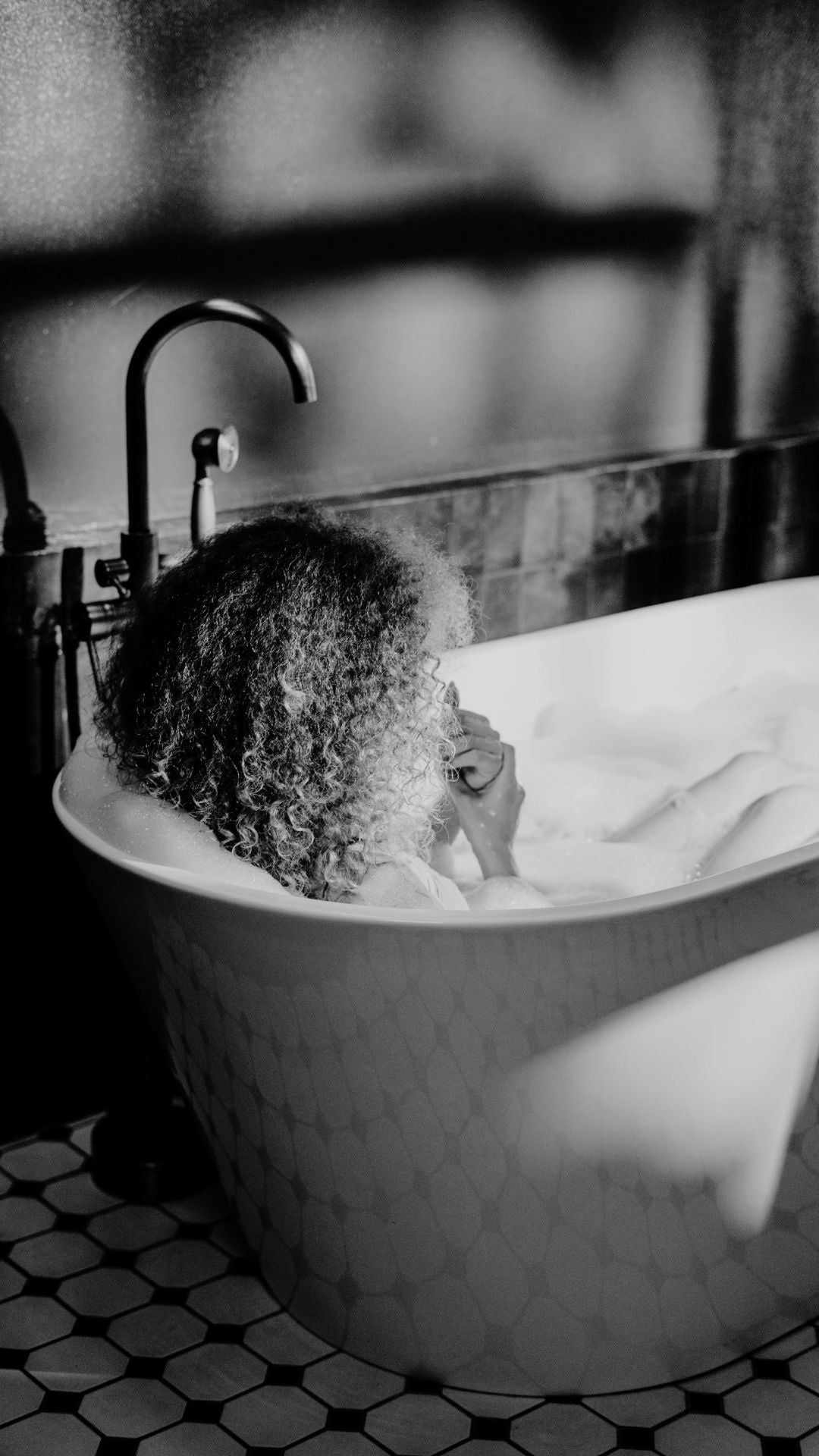 Peut-on prendre un bain enceinte ? Bienfaits, précautions et rituels relaxants