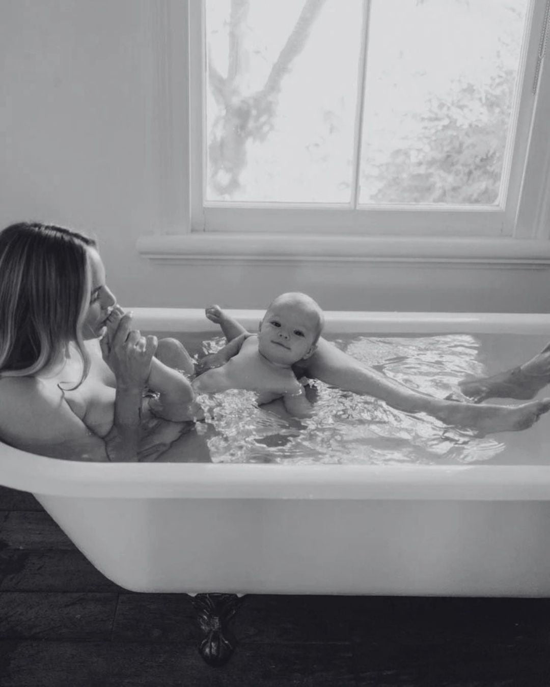 Bain enveloppé, bain post-partum : pourquoi le bain devient un vrai rituel de réconfort après la naissance